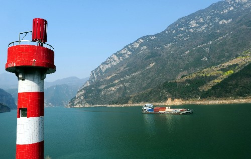 3月7日,一艘輪船行駛在三峽庫(kù)區(qū)秭歸縣九曲垴水域,岸邊可看到三峽水庫(kù)水位消落帶。新華社發(fā)(鄭家裕 攝)