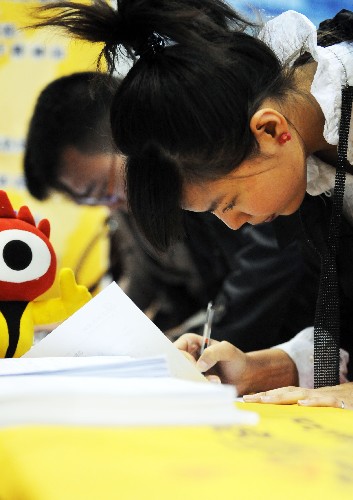 4月18日,求職者在招聘會(huì)現(xiàn)場(chǎng)填寫報(bào)表。新華社記者 王昊飛 攝