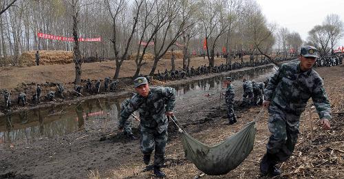 4月18日,戰(zhàn)士在清淤。當(dāng)日,解放軍某部支援“北大倉”農(nóng)田水利設(shè)施建設(shè)會戰(zhàn)在黑龍江省雙城市正式啟動。他們將支援黑龍江省雙城市友誼灌區(qū)清淤、齊齊哈爾市城防造林及江東灌區(qū)農(nóng)渠修筑、牡丹江市城區(qū)河道清淤、七臺河市區(qū)桃山水庫植樹造林等6項工程建設(shè)任務(wù)。新華社記者 王春雨 攝