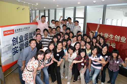 5月13日,首批入駐天財大學生創(chuàng)業(yè)實訓基地的4個大學生創(chuàng)業(yè)團隊一起亮相。新華社發(fā)(李想 攝)