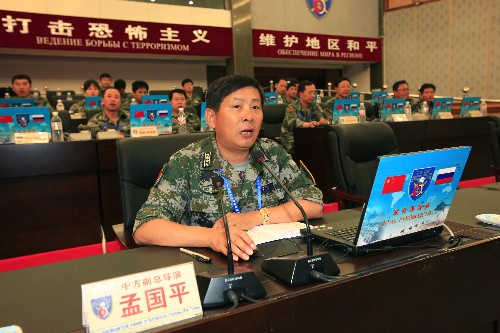 7月22日,總參作戰(zhàn)部副部長、中方副總導(dǎo)演孟國平在組織導(dǎo)演部工作。新華社記者 查春明 攝