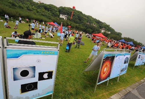 7月22日,來自海內(nèi)外的天文愛好者聚集在蘇州上方山觀測區(qū)觀測日全食。新華社記者 孫參 攝