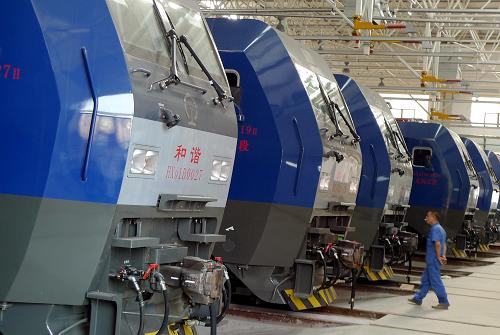 8月19日,南車株機生產(chǎn)的“大力神”電力機車列隊等待出廠檢測。新華社記者 趙眾志 攝