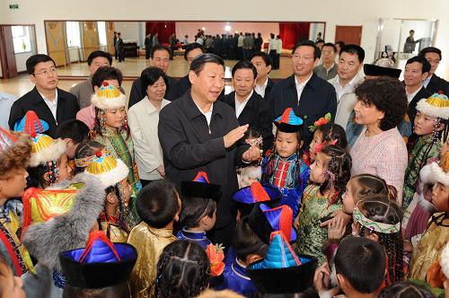 8月22日至25日,中共中央政治局常委、中央書記處書記、國家副主席習近平在內(nèi)蒙古自治區(qū)調(diào)研。這是8月22日,習近平在呼倫貝爾市呼倫貝爾民族小學看望學校師生。新華社記者 黃敬文 攝