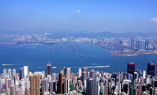 今年是中華人民共和國建國60周年。在過去的60年里,中國發(fā)生了翻天覆地的變化,取得了舉世矚目的成就,而1997年7月1日與祖國分離百年的香港重回祖國懷抱,無疑成為新中國發(fā)展歷程中最具代表性的印記。 回歸12年來,香港進(jìn)一步的發(fā)展與繁榮使這顆璀璨的明珠發(fā)出了更加耀眼的光芒。為了進(jìn)一步展現(xiàn)香港的今昔變化與發(fā)展成就,向新中國60華誕獻(xiàn)禮,香港旅游發(fā)展局?jǐn)M于2009年9月19日至2009年10月31日,在北京東方新天地舉辦《60年看香港圖片展》,60組香港新舊照片的對(duì)比,將使人們進(jìn)一步發(fā)現(xiàn)香港,領(lǐng)略那里獨(dú)特的國際大都市魅力和多元化的文化風(fēng)采。 為此,特別挑選展覽中具有代表性的10張香港最新圖片,與讀者分享,希望在大家先睹為快的同時(shí)也能近距離地感受繁榮的香港。 這是維多利亞港鳥瞰。新華社記者 薛永興攝