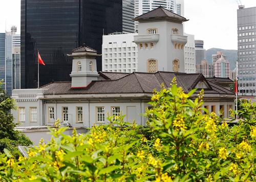 這是禮賓府。禮賓府原為前港督府,香港歷任28位總督中,有25位曾以這座建筑物作為官邸和辦公室。1997年香港回歸后,更名為香港禮賓府,是行政長(zhǎng)官與香港特別行政區(qū)政府舉行重要官方活動(dòng)的場(chǎng)所。新華社記者 費(fèi)茂華 攝