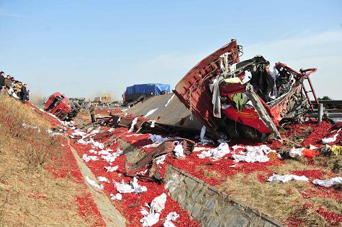 這是被爆炸車輛掀翻的貨車(12月5日攝)。新華社記者 郝同前 攝