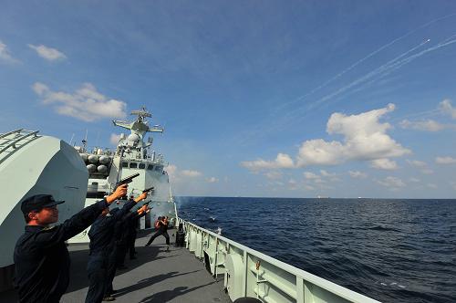 12月26日,在中國海軍第四批護航編隊的“馬鞍山”艦上,護航海軍信號兵發(fā)射信號彈紀念海軍護航一周年。新華社記者 楊志剛 攝