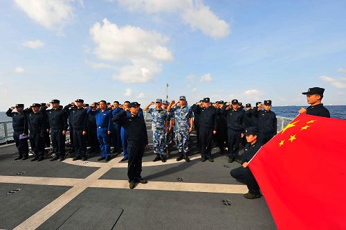 12月26日,在亞丁灣執(zhí)行護航任務的中國海軍護航編隊“馬鞍山”艦上,護航官兵向國旗莊嚴宣誓。新華社記者 楊志剛 攝