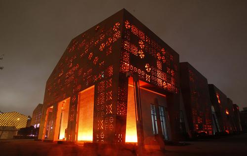 2月10日傍晚,上海世博會(huì)“城市最佳實(shí)踐區(qū)”內(nèi)的展館正在調(diào)試燈光。新華社記者 裴鑫 攝