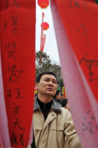 猜燈謎 看大戲 過大年 2月16日,一位貴陽市民在活動現(xiàn)場猜燈謎。 當(dāng)日是農(nóng)歷大年初三,貴州省文化廳和貴州省文物局組織省花燈團(tuán)、京劇院、雜技團(tuán)等文藝團(tuán)體,在貴陽舉辦名為“寅虎鬧春大家樂”的活動,以猜燈謎、看演出等方式與貴陽市民共賀新春。 新華社記者 歐東衢 攝