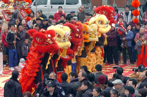 2月16日,醒獅隊在廣西南寧市街頭給市民拜年。 當(dāng)日是虎年正月初三,在廣西南寧市邕州老街,8只醒獅隊給正在逛廟會的市民送來精彩的表演。 新華社記者 黃孝邦 攝