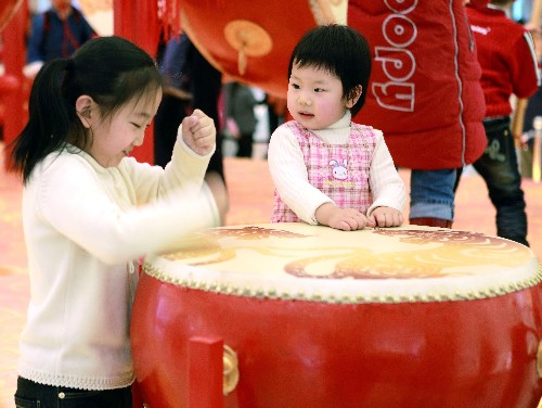 2月14日,兩名小朋友在北京王府井東方新天地商場里敲鼓,慶祝新年。 春節(jié)假期,各地的孩子們在家長的陪伴下紛紛走出家門,參加各種活動,在濃濃的親情中歡度新春。 新華社發(fā)(羅偉 攝)
