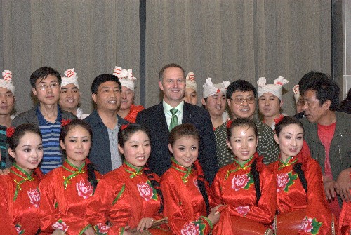 新西蘭總理與華人共慶春節(jié) 2月17日,在新西蘭首都惠靈頓的議會大廈,新西蘭總理約翰·基(第二排中間)與來自中國陜西安塞的腰鼓隊(duì)員合影。當(dāng)天,新西蘭政府在這里為當(dāng)?shù)厝A人舉辦中國春節(jié)招待會。新西蘭總理約翰·基、少數(shù)民族事務(wù)部長兼婦女事務(wù)部長黃徐毓芳、中國駐新西蘭大使張利民等出席。 新華社發(fā)(路易斯 攝)