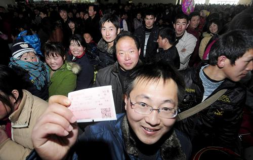2月18日,旅客們在阜陽火車站候車大廳等候乘車。 當日是農(nóng)歷正月初五,阜陽火車站預計客流量達5萬余人次,較前幾日有明顯增加,迎來節(jié)后春運客流高峰。 新華社記者郭晨攝