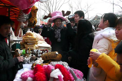 2月18日,游人在北京龍?zhí)稄R會(huì)挑選玩具帽子。 當(dāng)日是農(nóng)歷正月初五,俗稱“破五”,不少北京市民和游客抓緊春節(jié)長(zhǎng)假的最后兩天逛廟會(huì),大家品小吃、看節(jié)目、玩游藝、買商品等,盡情享受節(jié)日的輕松與愉悅。 新華社記者趙宇思攝