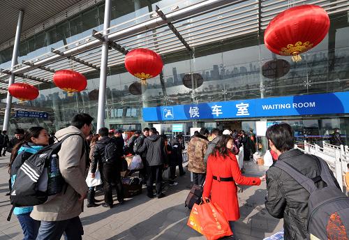 2月18日,旅客們在南京火車站進站乘車。 當日,南京火車站迎來大批探親返程旅客,迎來節(jié)后春運客流高峰。 新華社記者孫參攝