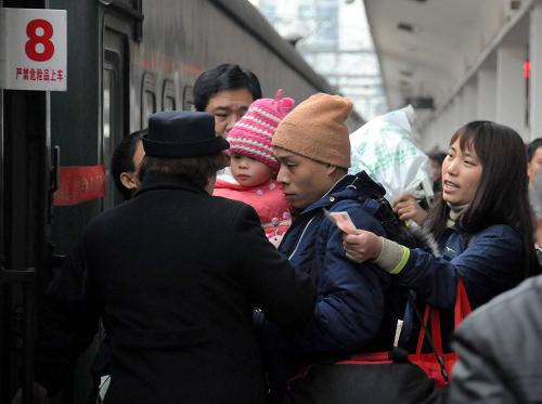 2月18日,旅客在廣州站上車。 記者從廣鐵集團相關(guān)部門獲悉,2月18日,廣東各大火車站預計到達旅客將突破60萬人次。廣州迎來到達客流高峰的同時,出?。◤V東)客流也高居不下,從2月17日至19日,廣東各大火車站每天發(fā)送旅客數(shù)量達30萬人次左右,呈現(xiàn)到達和發(fā)送旅客“兩旺”的局面。 新華社記者 梁志瑋 攝