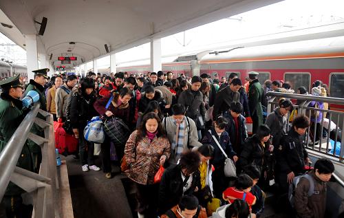 2月18日,旅客抵達廣州站。 記者從廣鐵集團相關(guān)部門獲悉,2月18日,廣東各大火車站預計到達旅客將突破60萬人次。廣州迎來到達客流高峰的同時,出?。◤V東)客流也高居不下,從2月17日至19日,廣東各大火車站每天發(fā)送旅客數(shù)量達30萬人次左右,呈現(xiàn)到達和發(fā)送旅客“兩旺”的局面。 新華社記者 梁志瑋 攝