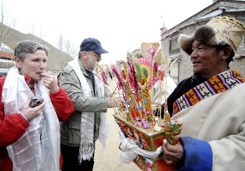 西藏:外國(guó)游客感受藏歷新年 2月20日,兩名德國(guó)游客在拉薩市曲水縣南木鄉(xiāng)江村品嘗“切瑪”。 當(dāng)日,一批來(lái)自德國(guó)的游客來(lái)到拉薩市曲水縣南木鄉(xiāng)江村觀光游覽,體驗(yàn)藏歷新年習(xí)俗。據(jù)西藏自治區(qū)旅游局統(tǒng)計(jì),農(nóng)歷春節(jié)、藏歷新年期間,西藏累計(jì)接待海內(nèi)外旅游者8.1萬(wàn)余人次,比上年同期增長(zhǎng)4.6%。 新華社記者 普布扎西攝