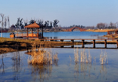 蘇州太湖濕地公園開園 2月21日拍攝的太湖濕地公園景色。 當日,蘇州西部生態(tài)城建設指揮部揭牌暨太湖濕地公園開園儀式在蘇州高新區(qū)舉行,這標志著蘇州西部生態(tài)城建設工作全面啟動。作為蘇州西部生態(tài)城的“綠心”,蘇州太湖濕地公園是目前環(huán)太湖地區(qū)最大的濕地公園,規(guī)劃總面積4.6平方公里,一期工程目前已基本建成,水域面積占71%,是集旅游娛樂、休閑度假、科普教育于一體的多功能公園。 新華社發(fā)(胡海川 攝)