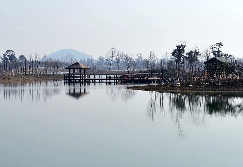 2月21日拍攝的太湖濕地公園景色。 當日,蘇州西部生態(tài)城建設指揮部揭牌暨太湖濕地公園開園儀式在蘇州高新區(qū)舉行,這標志著蘇州西部生態(tài)城建設工作全面啟動。作為蘇州西部生態(tài)城的“綠心”,蘇州太湖濕地公園是目前環(huán)太湖地區(qū)最大的濕地公園,規(guī)劃總面積4.6平方公里,一期工程目前已基本建成,水域面積占71%,是集旅游娛樂、休閑度假、科普教育于一體的多功能公園。 新華社發(fā)(胡海川 攝)