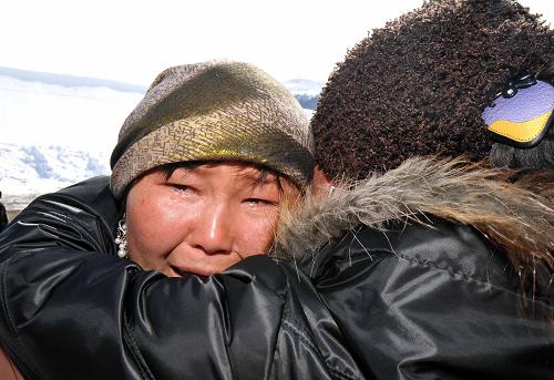 3月1日,抵達安全區(qū)域的被困孕婦與親人緊緊擁抱。新華社記者 賀占軍 攝