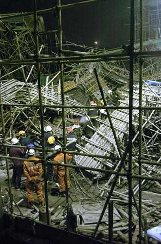 3月14日,消防隊(duì)員在事故現(xiàn)場(chǎng)展開(kāi)救援。新華社記者 李勁峰 攝