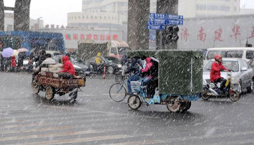 3月25日,汽車(chē)和行人在濟(jì)南歷山路冒雪前行。當(dāng)日早晨,受暖濕氣流和冷空氣的共同影響,山東大部分地區(qū)降雪。新華社記者 范長(zhǎng)國(guó) 攝