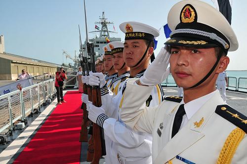 3月24日,在阿聯(lián)酋首都阿布扎比的扎耶德港,中國海軍儀仗隊(duì)迎接客人。新華社記者 安江 攝