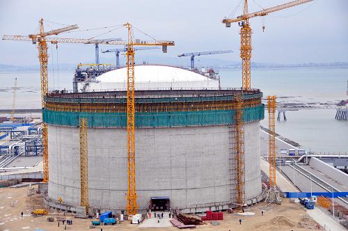 3月25日拍攝的福建LNG新增4#儲罐項目氣升頂操作現(xiàn)場。新華社發(fā)(林劍冰 攝)