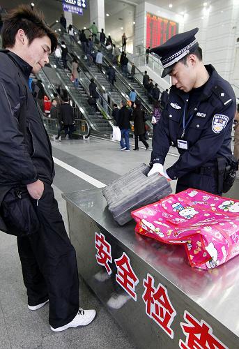 3月26日,民警在檢查旅客行李。新華社記者 陳飛 攝