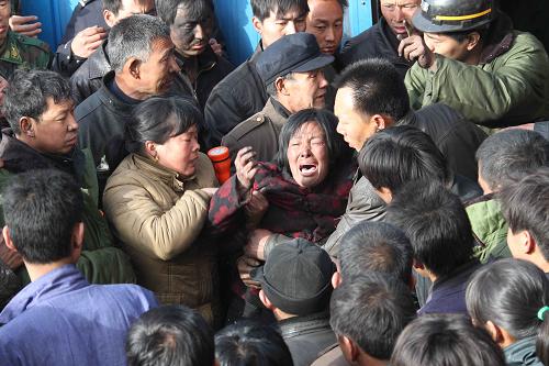 4月2日,遇難礦工遺體升井引起現(xiàn)場(chǎng)等候的被困礦工家屬及工友強(qiáng)烈關(guān)注。截至4月2日8時(shí)30分,河南伊川國(guó)民煤業(yè)有限公司礦難已有12名遇難礦工的遺體升至地面,善后工作正有序進(jìn)行。目前搜救工作仍在全力進(jìn)行中。3月31日19時(shí)20分,位于洛陽(yáng)市伊川縣半坡鄉(xiāng)白窯村的國(guó)民煤業(yè)有限公司井下發(fā)生煤與瓦斯突出事故,此次礦難為違規(guī)生產(chǎn)所致。新華社記者 汪永基 攝