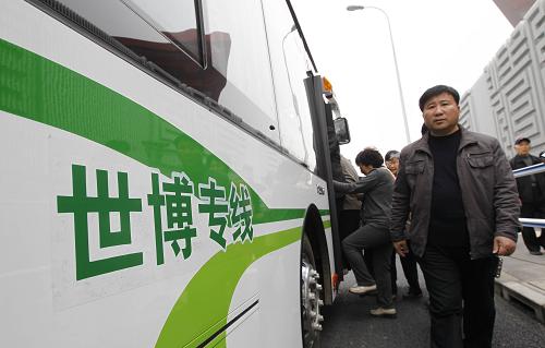 4月20日,游客在園區(qū)內(nèi)乘坐世博專線巴士。新華社記者 裴鑫 攝