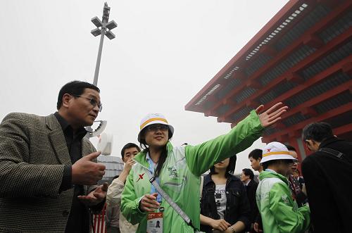 4月20日,一名志愿者正在中國(guó)館前為游客服務(wù)。新華社記者 裴鑫 攝