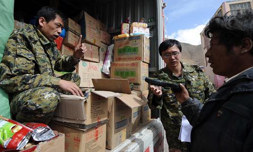 4月20日,在玉樹地震災區(qū)結(jié)古鎮(zhèn),災區(qū)群眾在銷售服務(wù)點選購膠鞋。當日,青海省商務(wù)系統(tǒng)抗震救災商品銷售網(wǎng)點在玉樹地震災區(qū)結(jié)古鎮(zhèn)正式開業(yè)。由青海省商務(wù)廳等部門協(xié)調(diào)組織的12家商貿(mào)流通企業(yè)進駐玉樹地震災區(qū)開展零售活動,商品種類有日常用品、食品和蔬菜水果等。新華社記者 侯德強 攝