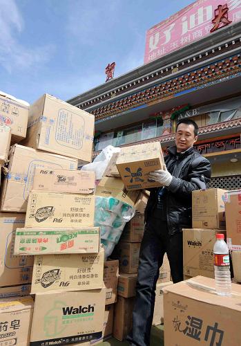 4月20日,來自西寧王府井百貨的工作人員在玉樹地震災區(qū)結(jié)古鎮(zhèn)的商品銷售服務(wù)點整理商品。新華社記者 侯德強 攝