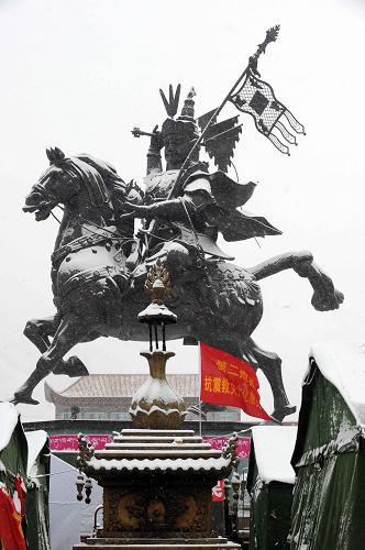 雪中的玉樹地震災(zāi)區(qū)結(jié)古鎮(zhèn)格薩爾王廣場(4月22日攝)。新華社記者 侯德強 攝