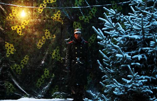 4月22日,在玉樹軍分區(qū)的抗震救災(zāi)指揮部外,一位士兵在雪中站崗。新華社記者 費茂華 攝