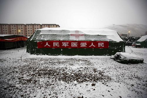 被雪覆蓋的玉樹藏族自治州體育場受災(zāi)群眾安置點(4月22日攝)。新華社記者 費茂華 攝