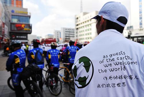 4月22日,一名身著世界地球日主題服裝的自行車騎手在參與活動(dòng)。當(dāng)日是世界地球日,在冰城哈爾濱市香坊區(qū),舉辦了一場(chǎng)以“綠色出行,低碳生活”為主題的環(huán)保活動(dòng),百余名自行車騎手以實(shí)踐路演的方式向市民倡導(dǎo)“綠色出行”的生活方式。新華社記者 王建威 攝