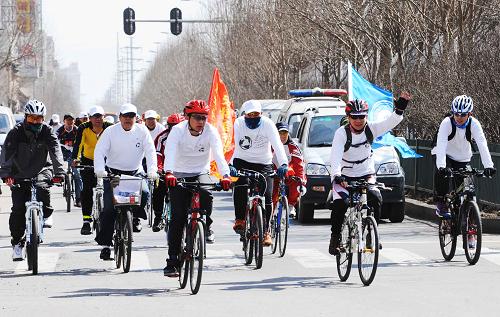 4月22日,自行車騎手進(jìn)行“綠色出行”實(shí)踐路演。新華社記者 王建威 攝
