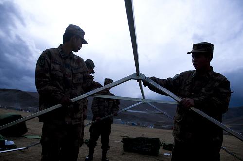 4月21日,解放軍官兵連夜搭建帳篷。新華社發(fā)(鄒小慶 攝)