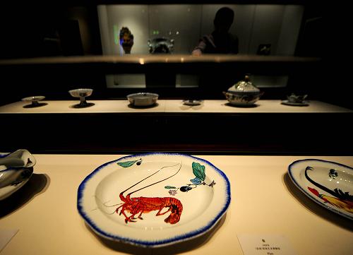 上海世博園世博會博物館里展出的瓷盤(標(biāo)牌上寫著:1866年,法國,裝飾藝術(shù)博物館)(4月25日攝)。新華社記者 程敏 攝