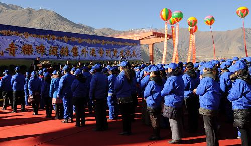 12月27日,西藏青稞啤酒外銷專列首發(fā)儀式在青藏鐵路拉薩西郊貨運(yùn)站舉行。當(dāng)日,裝有8萬(wàn)件西藏青稞啤酒的外銷專列從拉薩首發(fā)。近期還將340萬(wàn)件西藏青稞啤酒由青藏鐵路專列運(yùn)往內(nèi)地,內(nèi)地消費(fèi)者在春節(jié)前后就能品嘗到產(chǎn)自西藏的青稞啤酒。新華社記者 覺果 攝