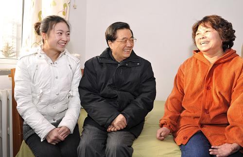 這是胡錦濤在朝陽區(qū)管莊路保障性住房常營項目麗景園小區(qū),同廉租房住戶親切交談。新華社記者 黃敬文 攝