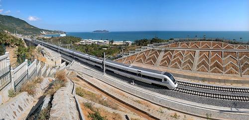 12月29日,一列動(dòng)車組列車正開往三亞。當(dāng)日,海南東環(huán)高速鐵路正式建成通車,這標(biāo)志著海南國際旅游島建設(shè)“一號(hào)工程”順利完工,海南鐵路交通掀開了新的一頁。海南東環(huán)高速鐵路北起海口市,沿海南東部海岸線,經(jīng)文昌市、瓊海市、萬寧市、陵水縣,南至三亞市,全長308公里,共設(shè)15個(gè)車站,列車最高運(yùn)行時(shí)速250公里,從??谥寥齺唭H需時(shí)1小時(shí)22分鐘。新華社記者 郭程 攝