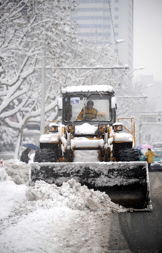 2月2日,鏟車正在清除市區(qū)道路積雪。2月1日至2月2日,浙江省中部、北部地區(qū)和浙南山區(qū)普降大到暴雪。截至2日14時,杭州積雪達到31厘米。浙江省氣象臺已發(fā)布暴雪與道路結冰紅色預警。目前,當?shù)卣e極組織力量除雪。 新華社記者 徐昱 攝