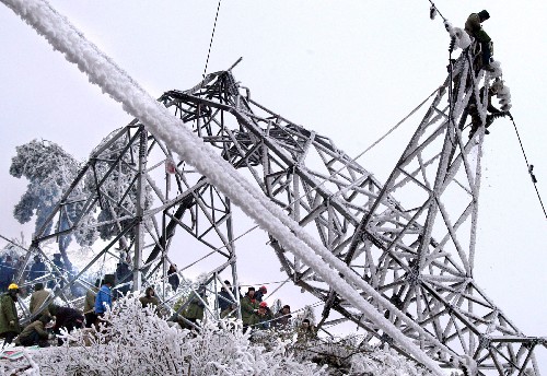 1月31日,貴州和云南電力職工正在龍里縣搶修一座倒塌的電網(wǎng)鐵塔。 新華社記者 楊俊江 攝