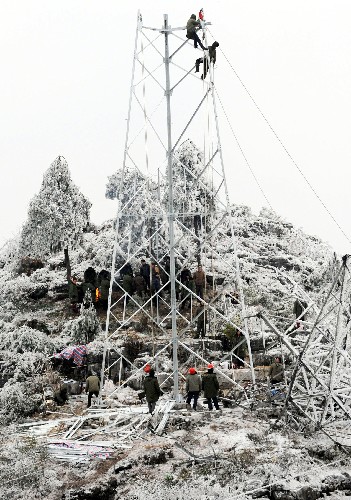 2月1日,電力職工在龍里縣觀音山搶修電路。 新華社記者 楊俊江 攝